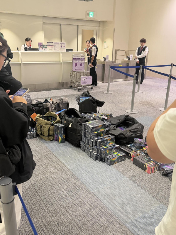 網傳香港旅客沖繩返港疑走私數十條香煙 網民睇法兩極：帶出境都唔得？ 