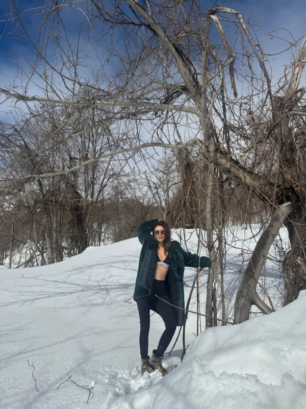 佘詩曼閨蜜脫剩內衣雪地大解放！黑Bra夾深溝胸形畢露挑戰人妻極限