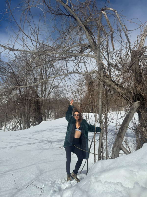 佘詩曼閨蜜脫剩內衣雪地大解放！黑Bra夾深溝胸形畢露挑戰人妻極限