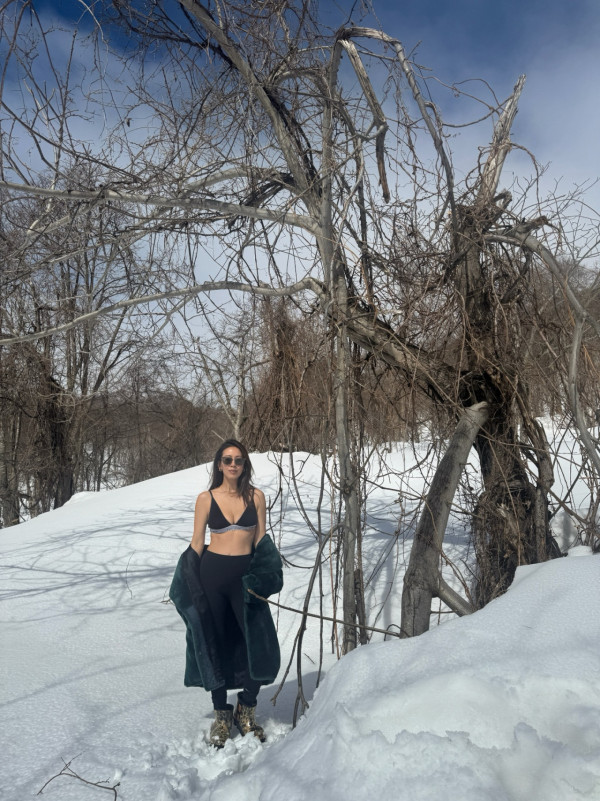 佘詩曼閨蜜脫剩內衣雪地大解放！黑Bra夾深溝胸形畢露挑戰人妻極限