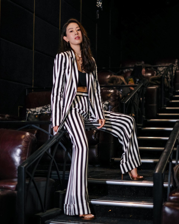 佘詩曼閨蜜脫剩內衣雪地大解放！黑Bra夾深溝胸形畢露挑戰人妻極限