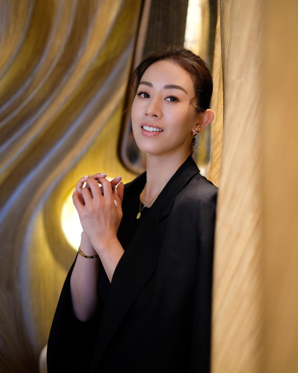 佘詩曼閨蜜脫剩內衣雪地大解放！黑Bra夾深溝胸形畢露挑戰人妻極限