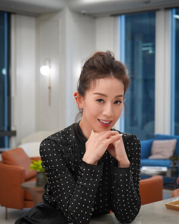 佘詩曼閨蜜脫剩內衣雪地大解放！黑Bra夾深溝胸形畢露挑戰人妻極限