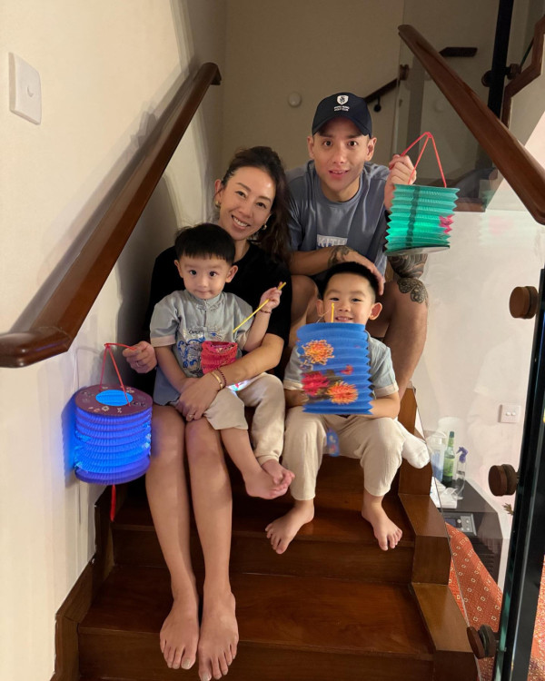 佘詩曼閨蜜脫剩內衣雪地大解放！黑Bra夾深溝胸形畢露挑戰人妻極限