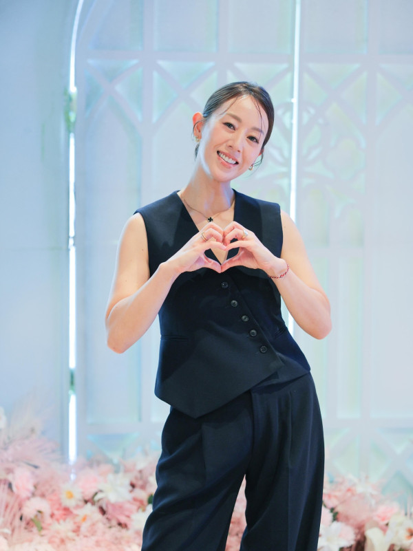 佘詩曼閨蜜脫剩內衣雪地大解放！黑Bra夾深溝胸形畢露挑戰人妻極限