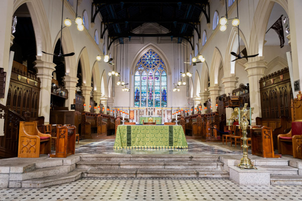 中環古蹟藏隱世「名牌二手店」！網民$500執走逾1萬蚊手袋：教堂竟有平貨執