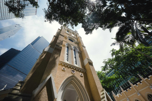 中環古蹟藏隱世「名牌二手店」！網民$500執走逾1萬蚊手袋：教堂竟有平貨執