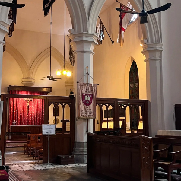 中環古蹟藏隱世「名牌二手店」！網民$500執走逾1萬蚊手袋：教堂竟有平貨執