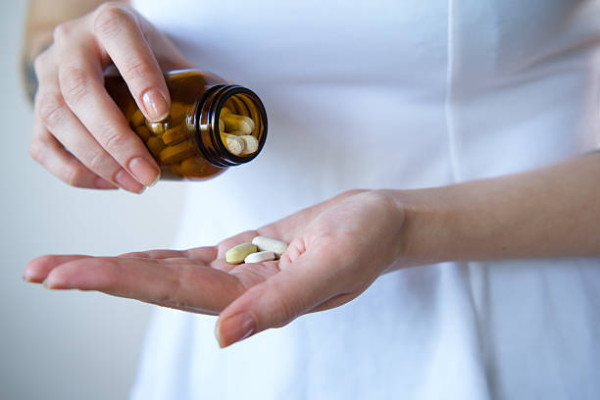 男子狂吞維他命/薑黃素驚揭腎臟嚴重受損！營養師點名4大保健品地雷