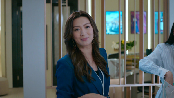 臥底嬌娃｜姚嘉妮47歲極誘惑演出性感床照自拍！電眼長腿保養得宜似少女