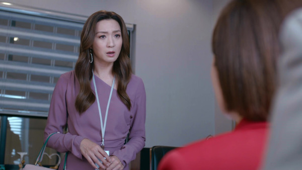 臥底嬌娃｜姚嘉妮47歲極誘惑演出性感床照自拍！電眼長腿保養得宜似少女