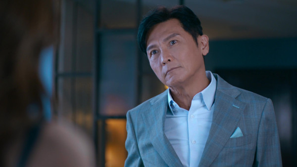 臥底嬌娃｜姚嘉妮47歲極誘惑演出性感床照自拍！電眼長腿保養得宜似少女