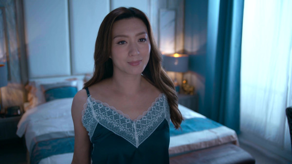 臥底嬌娃｜姚嘉妮47歲極誘惑演出性感床照自拍！電眼長腿保養得宜似少女