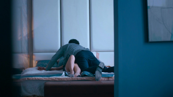 臥底嬌娃｜姚嘉妮47歲極誘惑演出性感床照自拍！電眼長腿保養得宜似少女