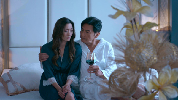 臥底嬌娃｜姚嘉妮47歲極誘惑演出性感床照自拍！電眼長腿保養得宜似少女