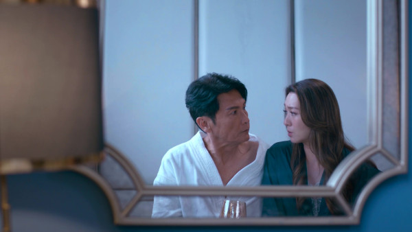 臥底嬌娃｜姚嘉妮47歲極誘惑演出性感床照自拍！電眼長腿保養得宜似少女