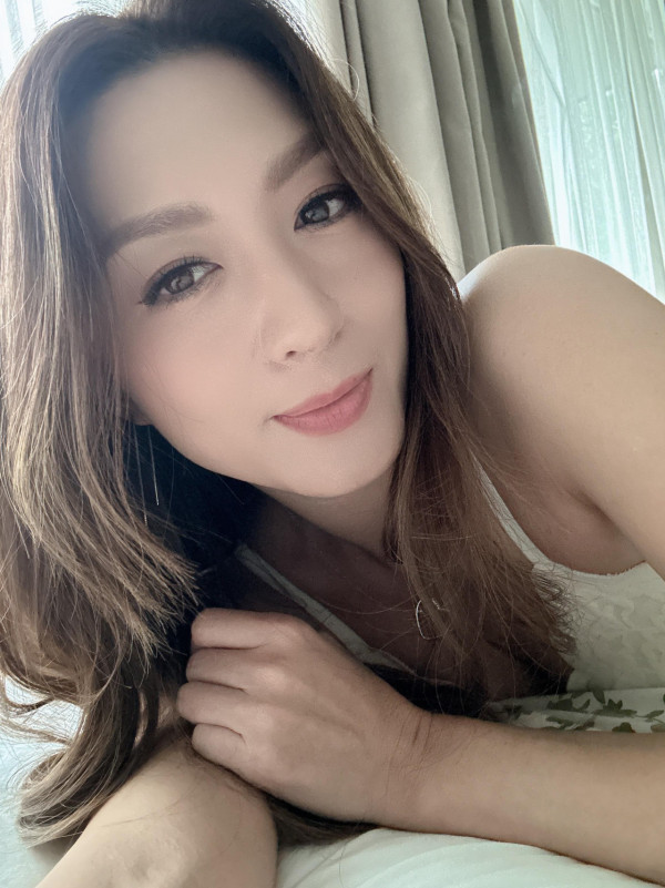 臥底嬌娃｜姚嘉妮47歲極誘惑演出性感床照自拍！電眼長腿保養得宜似少女