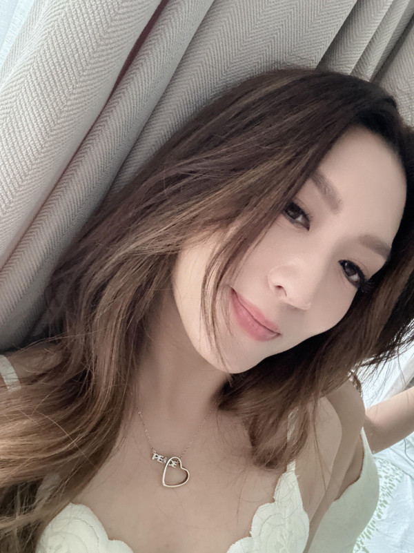 臥底嬌娃｜姚嘉妮47歲極誘惑演出性感床照自拍！電眼長腿保養得宜似少女