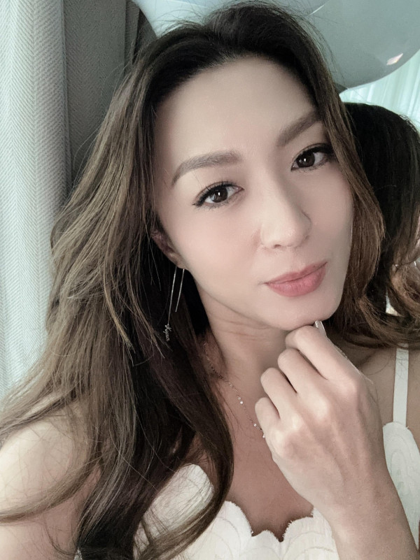 臥底嬌娃｜姚嘉妮47歲極誘惑演出性感床照自拍！電眼長腿保養得宜似少女