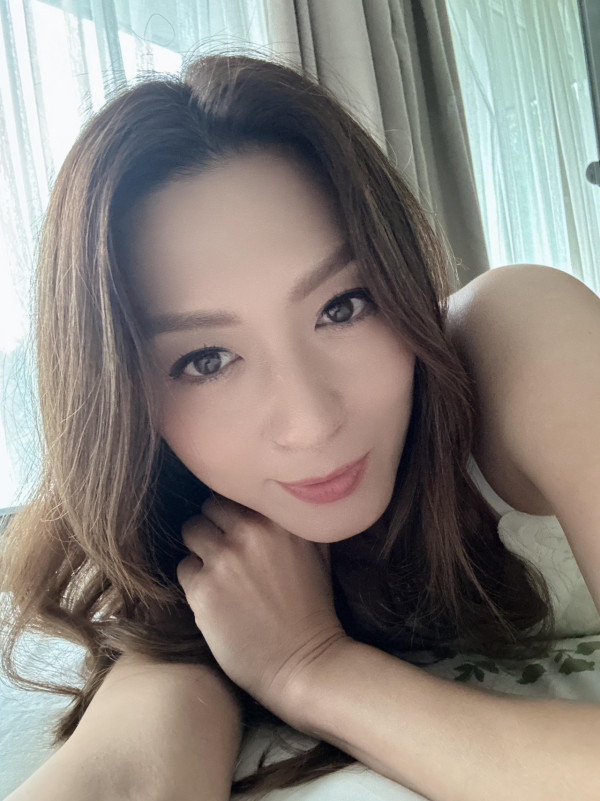 臥底嬌娃｜姚嘉妮47歲極誘惑演出性感床照自拍！電眼長腿保養得宜似少女