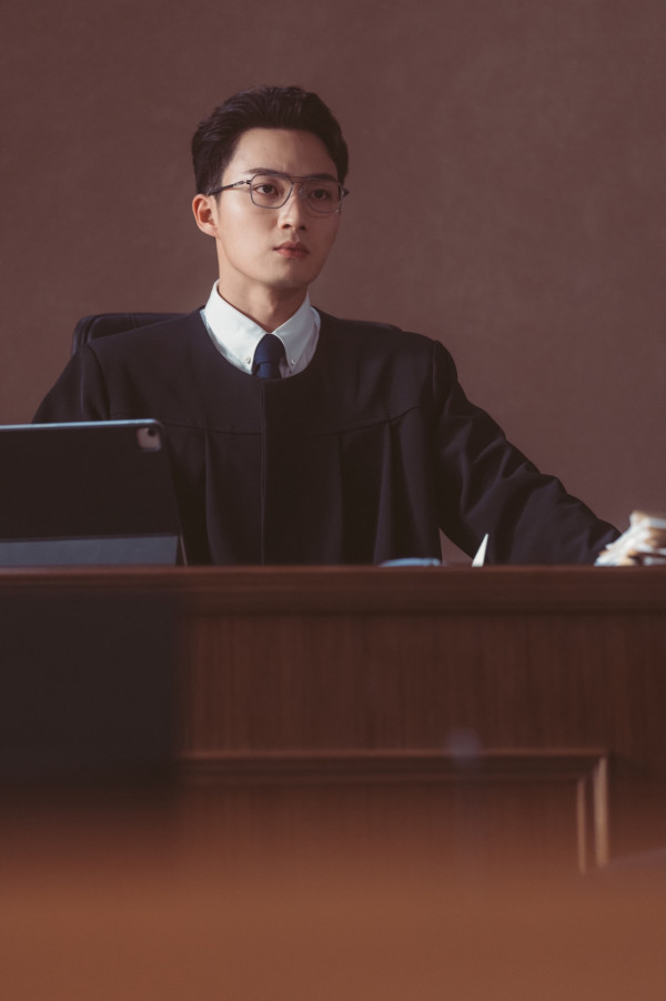 正義女神｜周嘉洛戲路轉型演法官帥出新高度！搣甩「金城安」影子內地爆紅