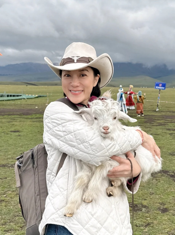 57歲張可頤患病休養半年首度現身 激罕露面曝浮腫狀態引發健康憂慮