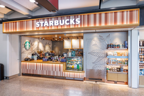 香港機場免費外賣攻略｜唔使逼入Lounge！網民實測一招免費拎熱食／$10 Starbucks套餐！出入境都用得！