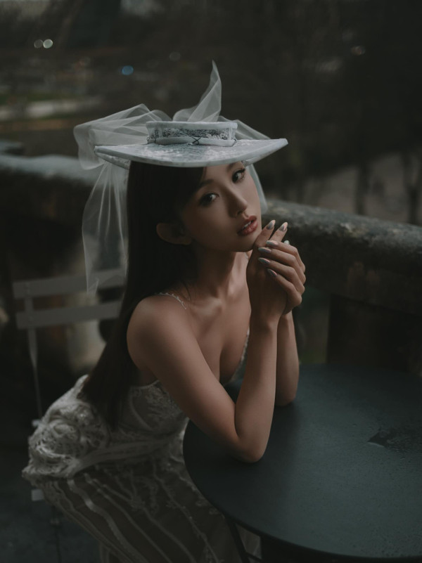 DaDa陳靜透視蕾絲晒34E上圍震撼巴黎！俯拍魔鬼身材變胸壓噴血現場