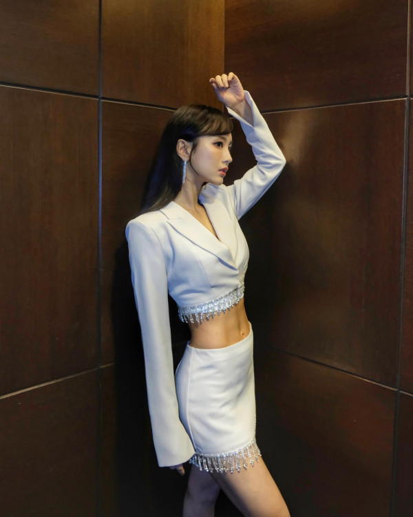 DaDa陳靜透視蕾絲晒34E上圍震撼巴黎！俯拍魔鬼身材變胸壓噴血現場