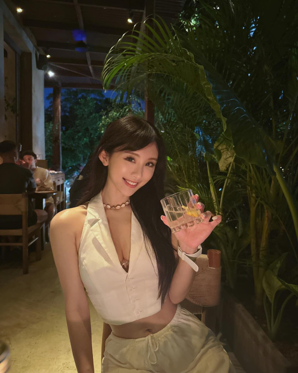 DaDa陳靜透視蕾絲晒34E上圍震撼巴黎！俯拍魔鬼身材變胸壓噴血現場