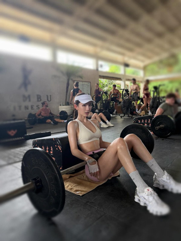 DaDa陳靜透視蕾絲晒34E上圍震撼巴黎！俯拍魔鬼身材變胸壓噴血現場