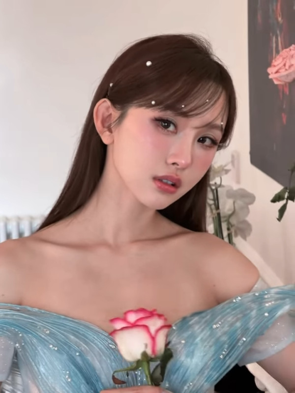 DaDa陳靜透視蕾絲晒34E上圍震撼巴黎!俯拍魔鬼身材變胸壓噴血現場