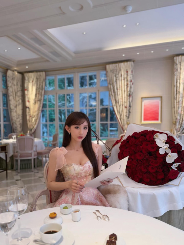 DaDa陳靜透視蕾絲晒34E上圍震撼巴黎!俯拍魔鬼身材變胸壓噴血現場