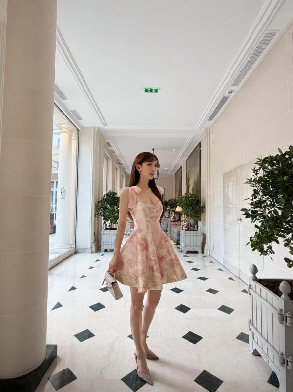 DaDa陳靜透視蕾絲晒34E上圍震撼巴黎!俯拍魔鬼身材變胸壓噴血現場