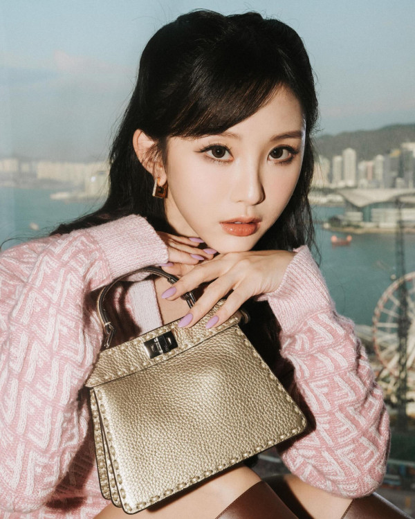 DaDa陳靜透視蕾絲晒34E上圍震撼巴黎!俯拍魔鬼身材變胸壓噴血現場