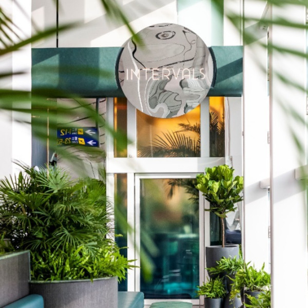 香港機場免費外賣攻略｜唔使逼入Lounge！網民實測一招免費拎熱食／$10 Starbucks套餐！出入境都用得！