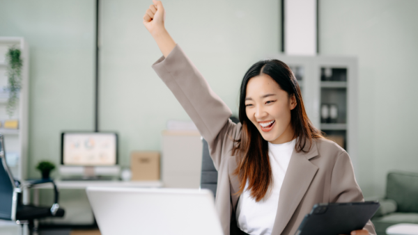 2026薪酬調查|AI衝擊加薪幅度 近4成香港打工仔慘遭凍薪!想加一成人工靠「忠誠」定「跳槽」?