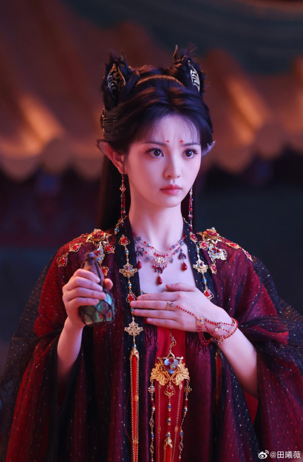 逐玉女主角是誰？田曦薇憑「殺豬女」爆紅！甜妹小花起底  與賴偉明緋聞最轟烈