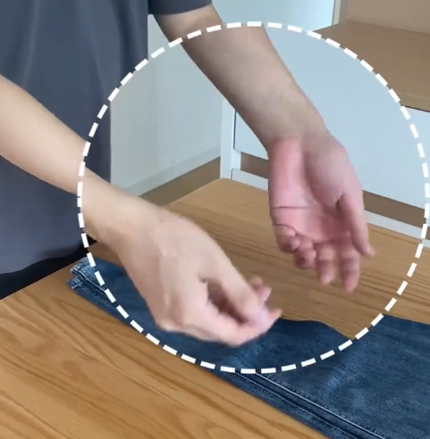 懶人必學！網瘋傳「1秒摺褲」收納妙法：雙手交叉一抖即刻摺好