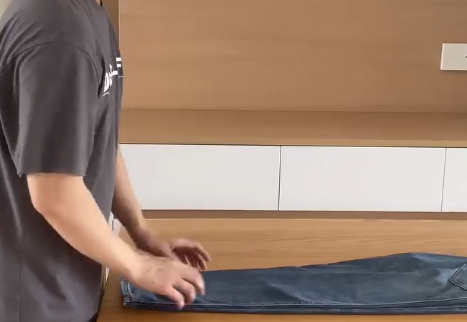 懶人必學！網瘋傳「1秒摺褲」收納妙法：雙手交叉一抖即刻摺好