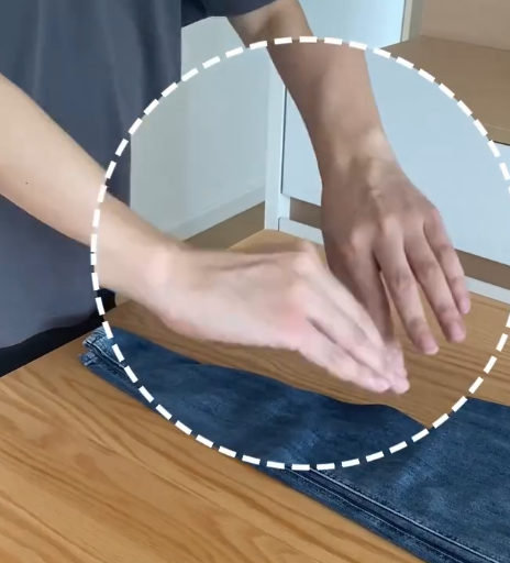 懶人必學！網瘋傳「1秒摺褲」收納妙法：雙手交叉一抖即刻摺好