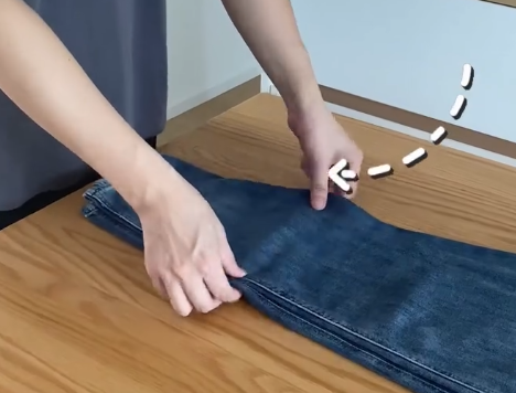 懶人必學！網瘋傳「1秒摺褲」收納妙法：雙手交叉一抖即刻摺好