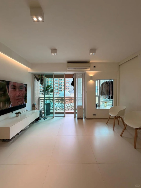 將軍澳都會駅驚現「全透明廁所」!客廳中心如廁全公開?網民震驚:租住玻璃箱?