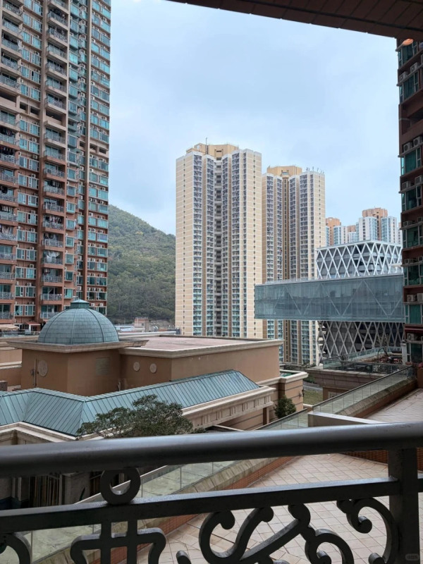 將軍澳都會駅驚現「全透明廁所」！客廳中心如廁全公開？網民震驚：租住玻璃箱？