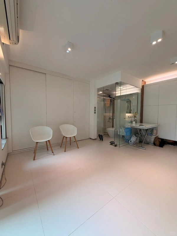 將軍澳都會駅驚現「全透明廁所」!客廳中心如廁全公開?網民震驚:租住玻璃箱?