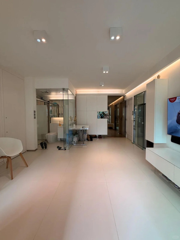 將軍澳都會駅驚現「全透明廁所」！客廳中心如廁全公開？網民震驚：租住玻璃箱？