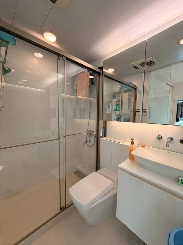 將軍澳都會駅驚現「全透明廁所」！客廳中心如廁全公開？網民震驚：租住玻璃箱？