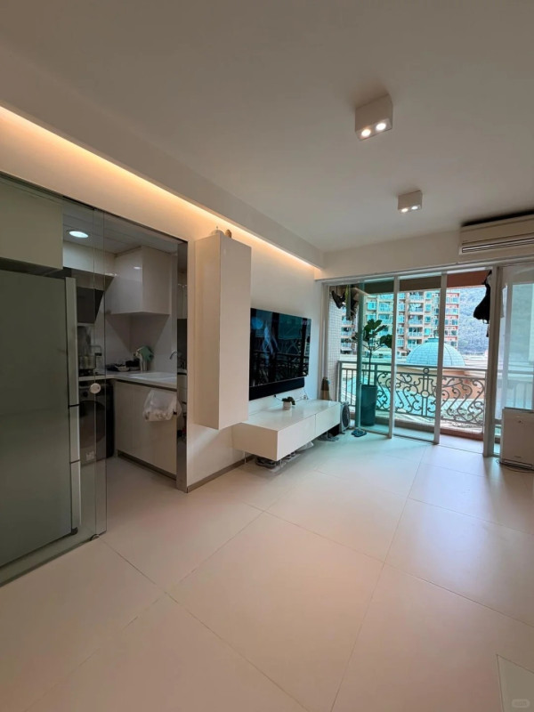 將軍澳都會駅驚現「全透明廁所」！客廳中心如廁全公開？網民震驚：租住玻璃箱？