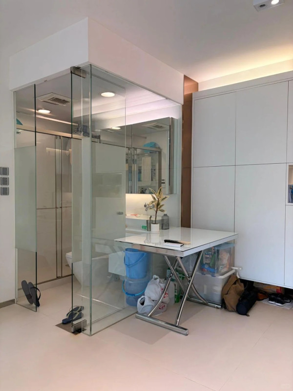 將軍澳都會駅驚現「全透明廁所」！客廳中心如廁全公開？網民震驚：租住玻璃箱？