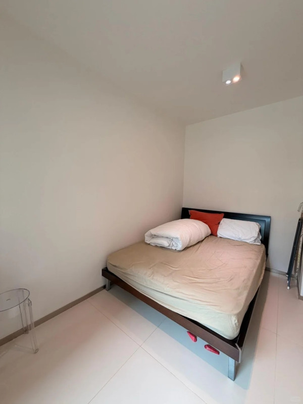 將軍澳都會駅驚現「全透明廁所」！客廳中心如廁全公開？網民震驚：租住玻璃箱？